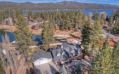 Lakefront Estate with Views and Hot tub
