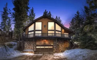 Charming Lakeside Retreat