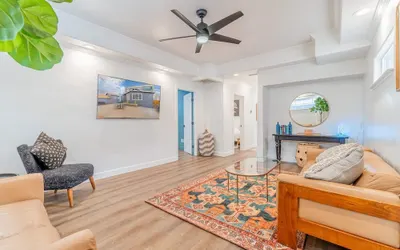 Stylish 2-bedroom Walking Distance to Downtown