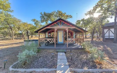 The Vines Retreat, Hot-tubs, Game Room, 10-mins to Downtown!