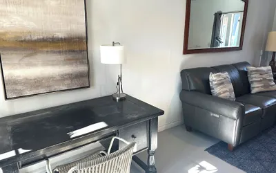 Modern Studio Retreat Stylish Spacious MR