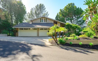 Spacious Retreat With Scenic Mountain Views