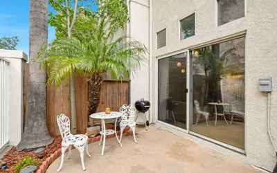 Bright Townhome Retreat With Private Patio Walk Trails