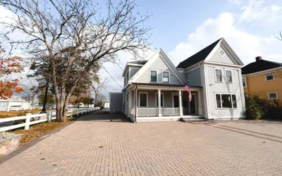 Water Access 5-bed 2-bath Retreat