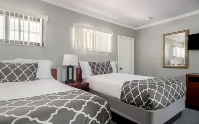 Stay in Browntown for 4: Cozy Room With Minifridge
