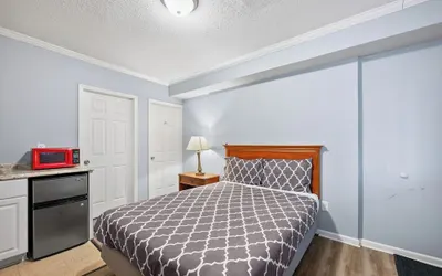 Comfortable Room With Bath in Brownstown