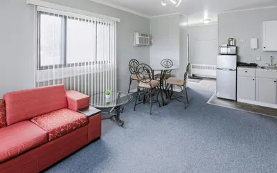 Charming Room w/ Private Bath & Wi-fi in Brownstown!