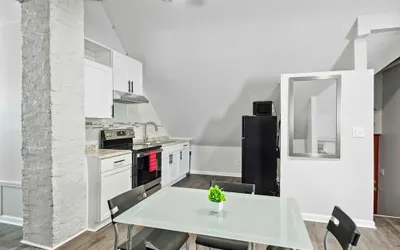 Cozy 2-bed Urban Retreat in Downtown Detroit, Private