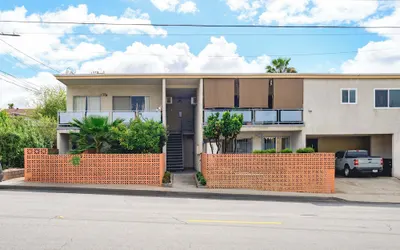 Modern Cozy Retreat Stylish Stay With Patio & Parking