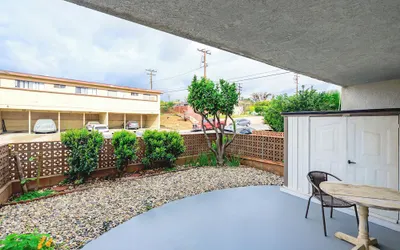 Modern Cozy Retreat Stylish Stay With Patio & Parking