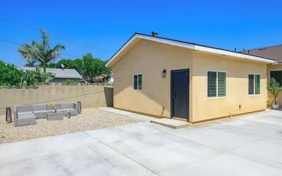 Modern Private Home w Full Kitchen & Parking