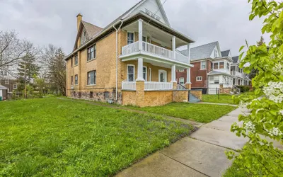 Comfy 3br Flat Close To The Falls 3 Bedroom Apts