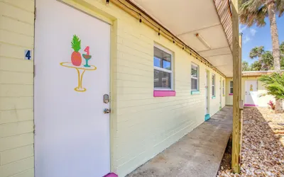 Pineapple Shores Retro Inn