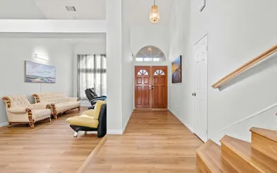 Stylish Home w Full Kitchen Garage Backyard