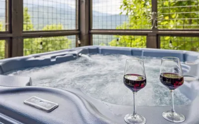 Gorgeous Cabin w Hot Tub Firepit Gameroom