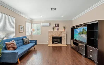 Modern Family Home w Full Amenities Near ONT