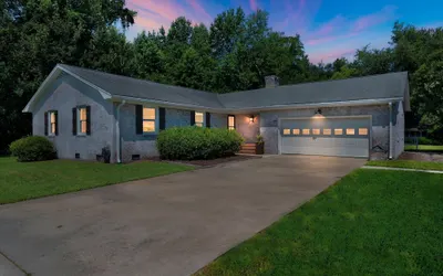 Southern Storm - Modern Stay With Patio & Yard 4 Bedroom Home