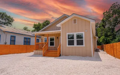 Generous 4br/3ba Charmer Near Glorius Downtown!