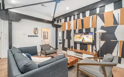 The Saddlery - Mic Drop - Walk to Broadway