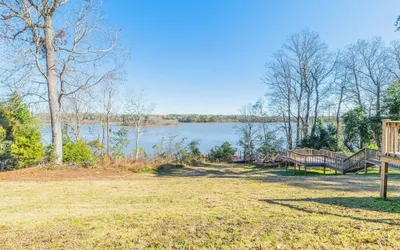 Modern Lakeside Retreat