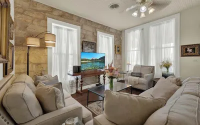 Charming Balcony Suite Overlooking Main Street-walk to Everything!