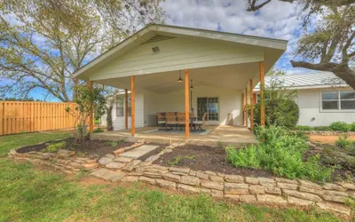 Family-friendly Hill Country Retreat Sleeps 11 + Hot Tubs