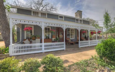 West Suite in Gillespie House -steps to Main Street!