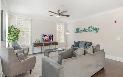 Ivory - Private Porch - Walk to Centennial Park