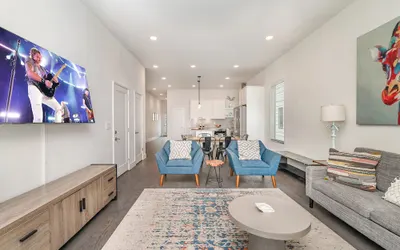 Jade - Private Patio and Balcony - Near Germantown