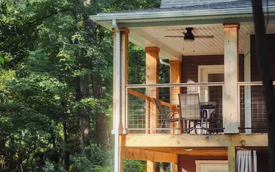 Modern 2 BD Cabin With hot tub & Games & Central Loc