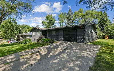 Iowa City 4br Backyard Walk To Stadium 4 Bedroom Home