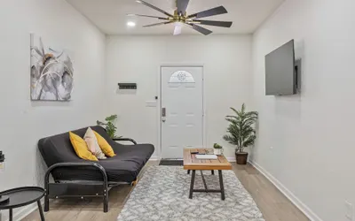 Glorius Amazing 2BR 1BA Stay Near Lively Downtown