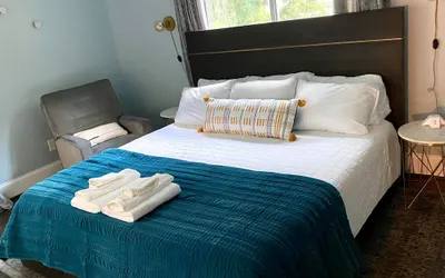 Blue Door Walk to Avondale Dog-friendly w Yard