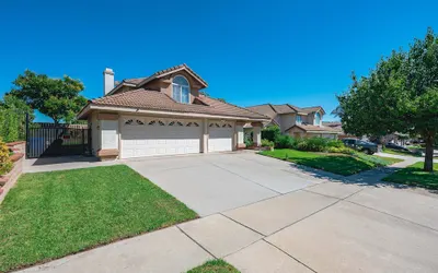 Near ONT Spacious 4BR Family Retreat Safe Area
