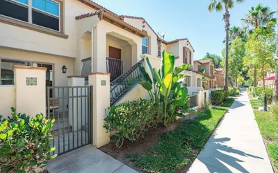 Private Entry Suite w Patio Bath Kitchenette