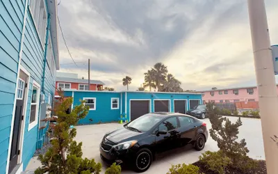 Blue wave 2 minute walk to beach