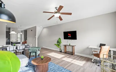 Upscale King 3BR Townhouse in Pineville