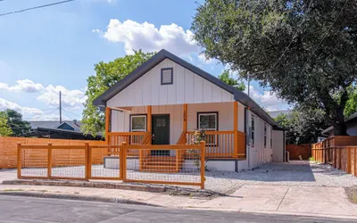 Comfy and Happy Stays Near Riverwalk and Downtown!