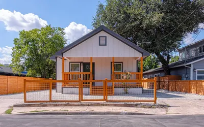 Comfy and Happy Stays Near Riverwalk and Downtown