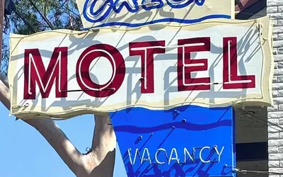 Crest Motel