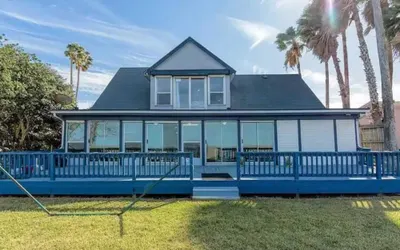 Bayside Paradise 4BR Home w Patio Games Room