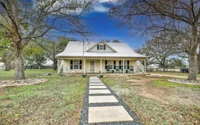 The Country Haus: Quaint Home 1 Mile From Downtown