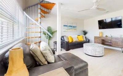 Cozy Waterfront With Deck