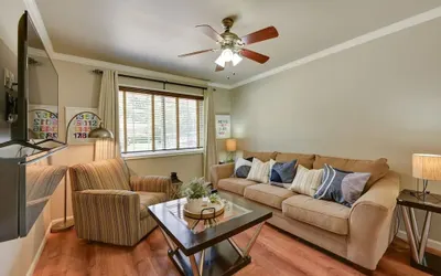 The Homestead Luxury-cozy 2BR Apartments Near SFA