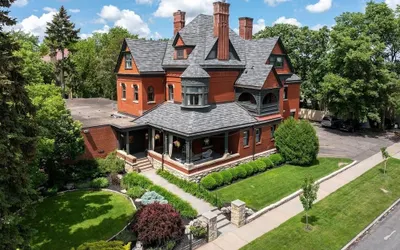 New Victorian Mansion Bed & Breakfast