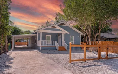 Unwind in Style 4BR 2BA Quick Access to Downtown