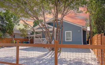 Unwind in Style 4br/2ba Quick Access to Downtown!