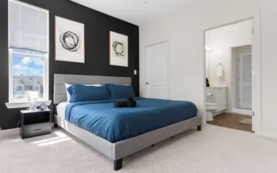 Upscale King 2BR Suite Downtown Raleigh