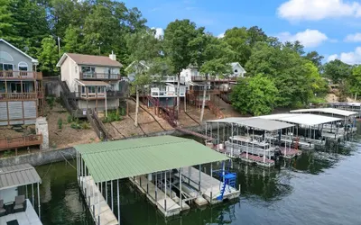 Captivating Views, Amazing Design and Lake Living