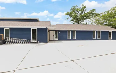 Our Cove Retreat - Perfect for Wave-free Swimming, Tanning & Prime Location Fun!